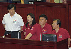 台北市副市長李永萍(左二)在昨天(10)黨內輔選會議中，對於黨內同志抨擊感到不平，淚灑會場、圖片:中央社   