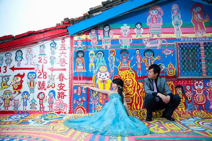 曾經在全球華人藝術網中被專文介紹的中市「彩虹眷村」，童趣的繪畫，不只吸引慕名而來的觀光客，連不少新人也選擇在此拍婚紗照。照片：林均品提供。   