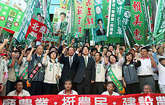 民進黨大台南市長賴清德競選總部今(14)日發起網路捐款，盼能透過支持者的小額捐款，來籌措競選經費。圖片來源：中央社   