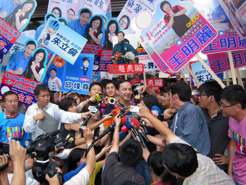 國民黨新北市長參選人朱立倫今（16）日上午前往新北市選委會登記，許多藍營市議員參選人為爭取曝光，也紛紛擠在朱立倫旁邊。圖片：陳冠廷攝影   