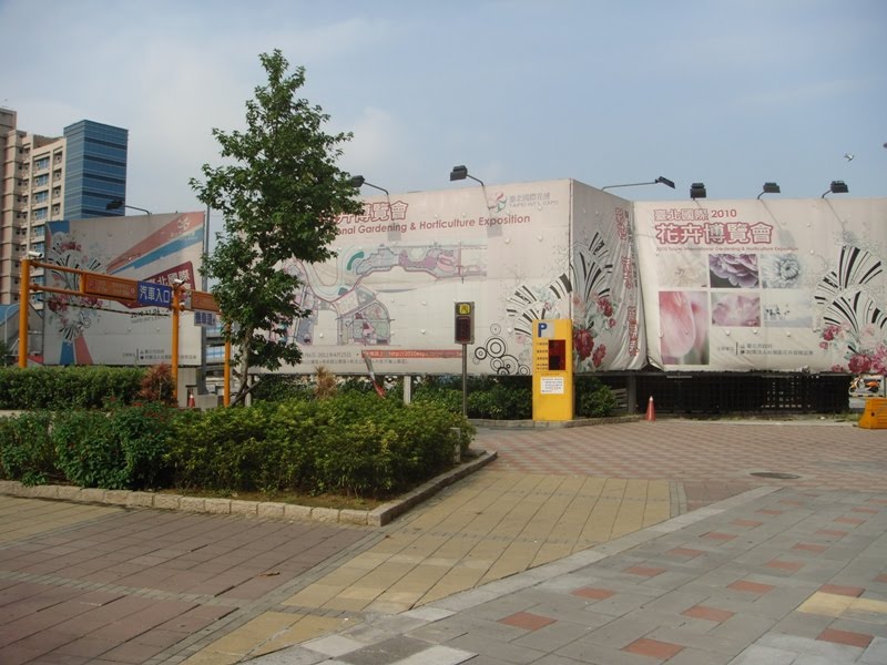 台北市綠營議員踢爆「花博97-98年外牆與重要路口文宣看板設置」價格過高。圖片來源：李慶鋒部落格 。   