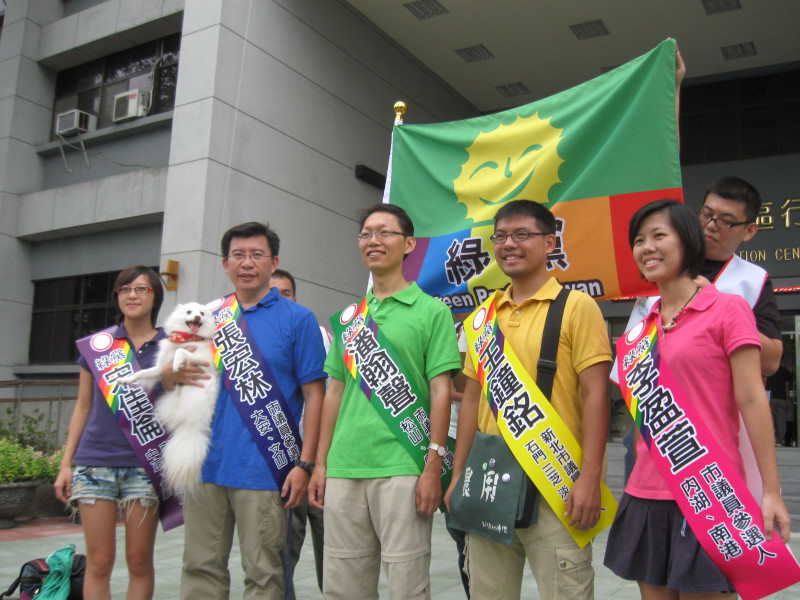 綠黨市議員候選人今日集體前往台北市選舉委員會，進行市議員參選登記。圖片：陳詠攝   