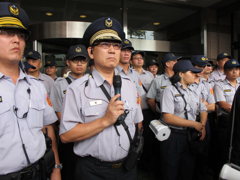 中正一分局長張奇文5日警告統一促進黨，再有衝撞，將以現行犯逮捕。圖：林朝億/攝   