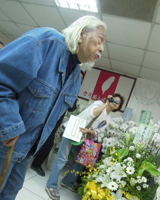 高齡94歲、獨台會創辦人史明（施朝暉）今（24）日祝黃昭堂「冥福」。他說，說不定不久他就跟黃昭堂去了。但台獨運動還是會持續下去的。圖片：林朝億/攝影   