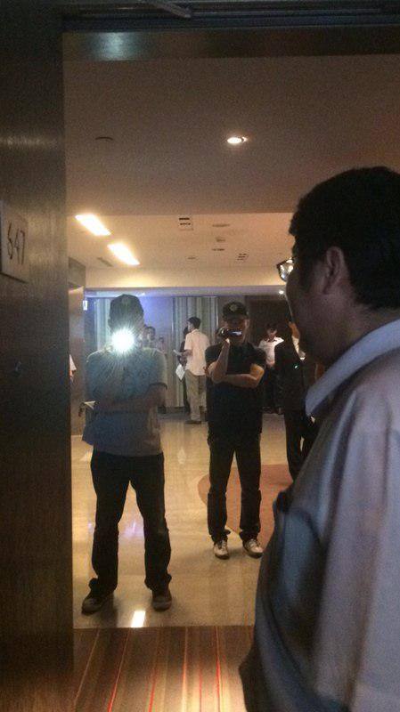 抗議中國國台辦主任張志軍來台的民眾入住飯店卻被破門，警方則向立委表示，是飯店報案，警察才派員到現場，而且破門的是飯店的人，並非警察。圖：翻攝自民主鬥陣臉書。   