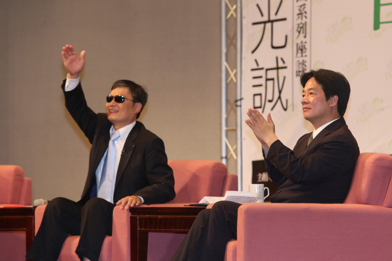 中國盲人維權律師陳光誠26日於成功大學光復校區成功廳進行他在台灣的第二場校園系列座談，並與市長賴清德一起討論。圖：台南市政府提供   