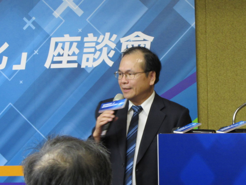陸委會副主委林祖嘉今(27)天表示，政府還是要努力給中生更好的唸書環境，例如參加健保等。圖：邱珮文/攝   
