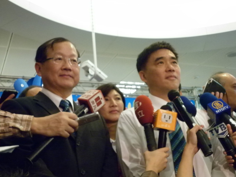 針對週刊報導指控，台北捷運公司總經理蔡輝昇(右)表示，報導完全不實，將在3日下午前往士林地檢署以「刑事加強誹謗罪」提告，台北市長郝龍斌(左)也表示力挺蔡輝昇。圖片：謝莉慧攝   