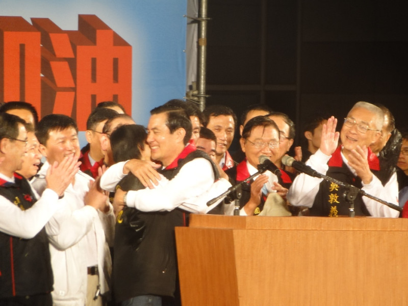 中國國民黨總統候選人馬英九於14日晚間8點12分宣布勝選，並和他最感謝的夫人周美青公開擁抱。圖片：謝莉慧/攝   