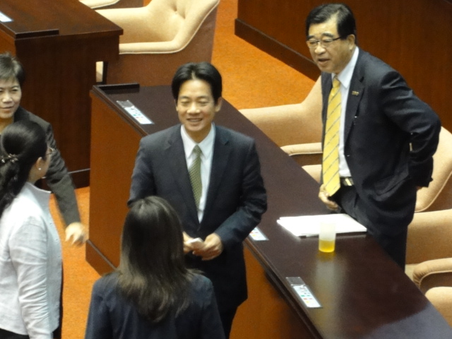 賴清德在就任台南市長前與朝野立委說再見。照片：王鼎鈞/攝   