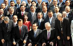 總統馬英九（前右3）與行政院長吳敦義（前右2），16日共同出席「中華民國100年駐外使節會議」開幕典禮。圖片來源：中央社   