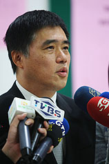 北北基聯測「高分低就」爭議延燒至今，台北市長郝龍斌12日終於出面說明，他在記者會上除了向受影響的學生及家長公開道歉，也宣布補救措施。圖片來源：中央社資料照片   