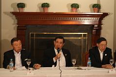 總統馬英九（中）率團進行「賀誼專案」，14日（當地時間）與國安會秘書長袁健生（左）、外交部長林永樂（右）等人在巴拉圭召開記者會，接受隨團媒體記者提問。圖片來源：中央社   