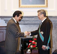 總統馬英九（左）11日在總統府出席贈勳典禮，贈勳給前行政院長陳冲（右），感謝他對國家的貢獻。圖片來源：
中央社   