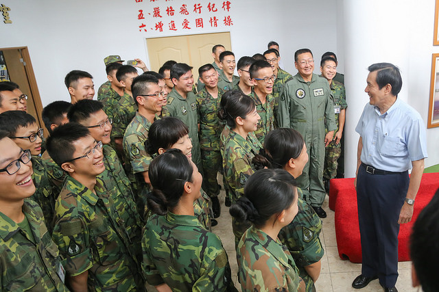 國防部長高廣圻22日坦承，雖然今年留營成效比去年佳，但今、明年的士兵不足人數將達到近4萬人。圖：總統府提供   