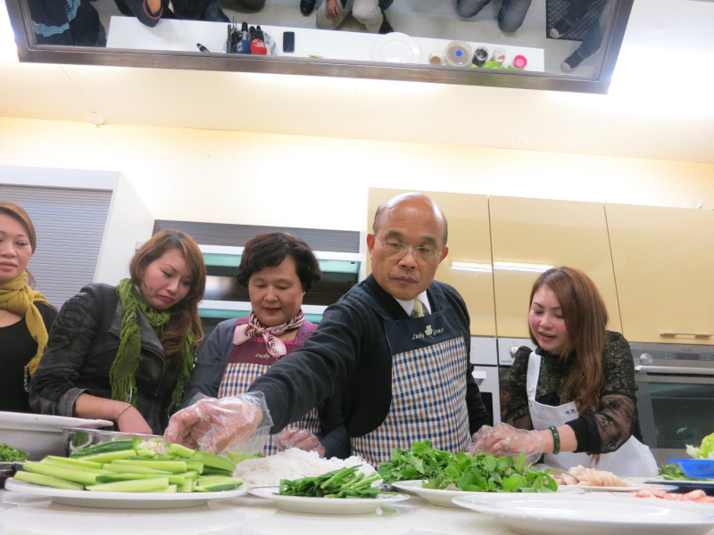 民進黨蘇貞昌今年以學做越南菜方式，體驗新住民的過年文化。圖2-1：林朝億/攝影   