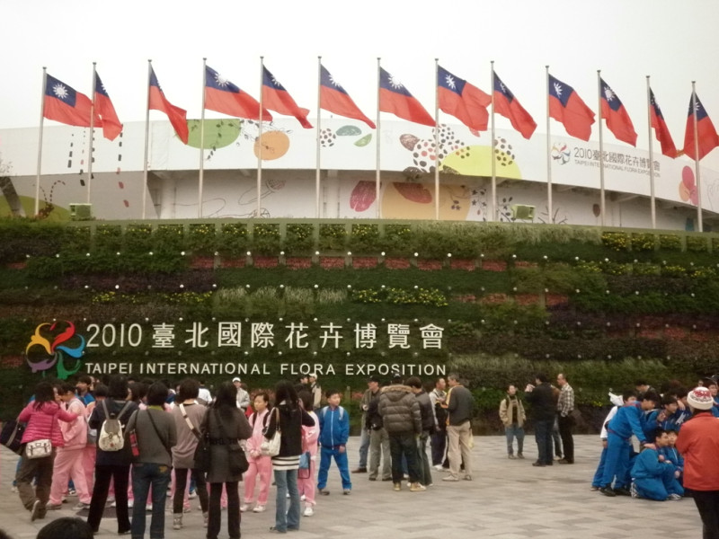 花博迎賓花牆上的旗海，由參展縣市旗換成中華民國國旗。圖片：謝莉慧/攝   