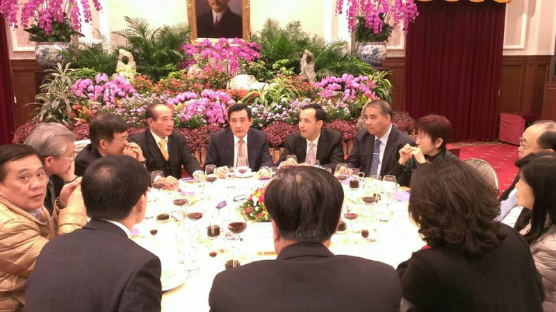 馬英九今晚在總統府宴請國民黨立委，藍營大咖都坐主桌，展現大團結的氣勢。圖：翻攝自林郁方臉書   