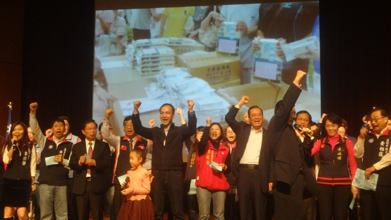 新北市長朱立倫今(10)日赴高雄參加國民黨主席補選政見說明會，並力挺台灣應走向內閣制。圖：國民黨提供。   