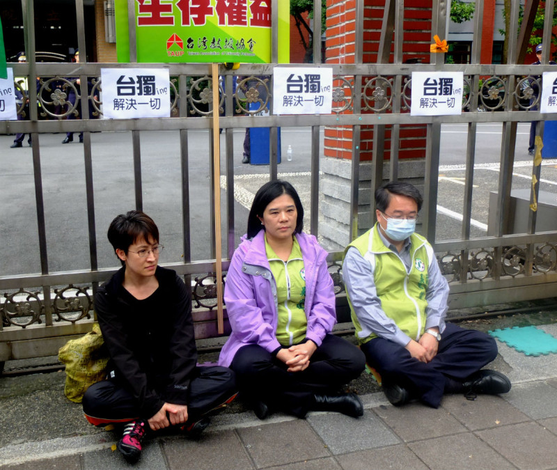 為了抗議國民黨團強行將服貿案送院會存查，民進黨立委蕭美琴、吳宜臻、吳秉叡(由左至右)3人今天中午開始，將進行70個小時的禁食抗議，並將夜宿立法院大門口。圖：翁嫆琄/攝。   