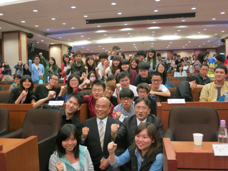 民進黨主席蘇貞昌今(26)日到世新大學演講後，與師生們合照。圖：林朝億/攝   