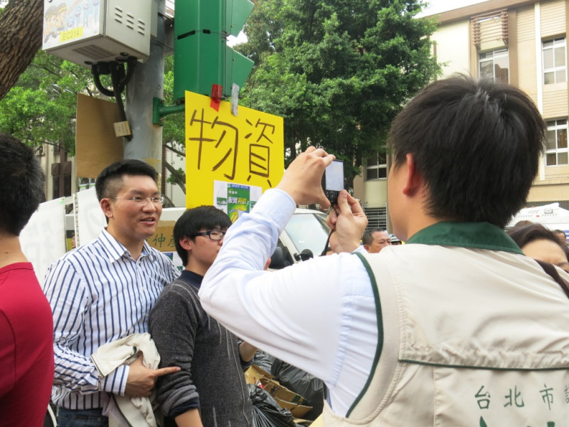 台北市議員童仲彥及其助理，邀請學生於物資處熱情合照。圖：黃硯琳/攝影   