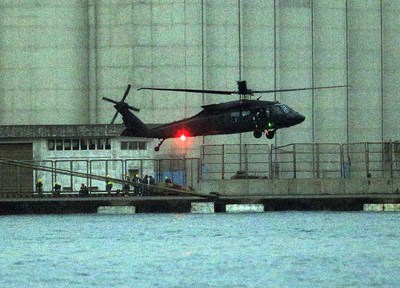 陸軍向美採購的UH-60黑鷹直升機首批4架，3日運抵高雄港，在高雄港邊組裝後，飛往台南歸仁基地。圖：中央社   