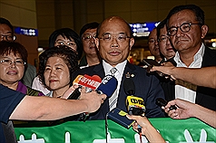 民主進步黨主席蘇貞昌（中）19日搭機返台，他說，民進黨堅決反對台灣被鎖進「一中架構」。圖片來源：中央社   