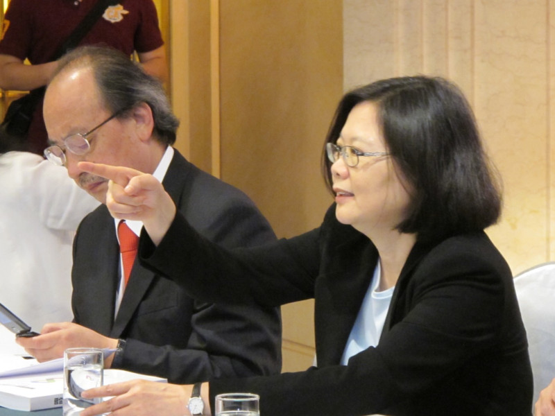 民進黨主席蔡英文今(19)日表示，認同台灣、堅持獨立自主的價值，已經變成年輕世代的「天然成分」，這樣的事實，這樣的狀態，如何去「凍結」？如何去「廢除」？圖：新頭殼資料照片。   