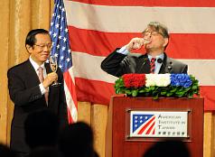 美國在台協會獨立紀念日酒會3日在台北君悅酒店舉行，AIT台北辦事處處長司徒文（右）與外交部長楊進添（左），一同舉杯慶祝。圖片來源：中央社   