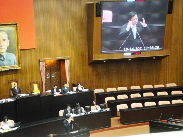 國民黨立委吳育昇今（14）日在立法院全院委員會上痛批，倒閣案若沒過，民進黨主席蘇貞昌應該下台。圖：王立柔/攝   