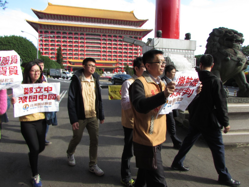 台聯組織部副主任張兆林等8人29日試圖闖入兩岸經合會舉行的地點圓山飯店，但遭警衛攔阻並帶離。圖：邱珮文/攝   