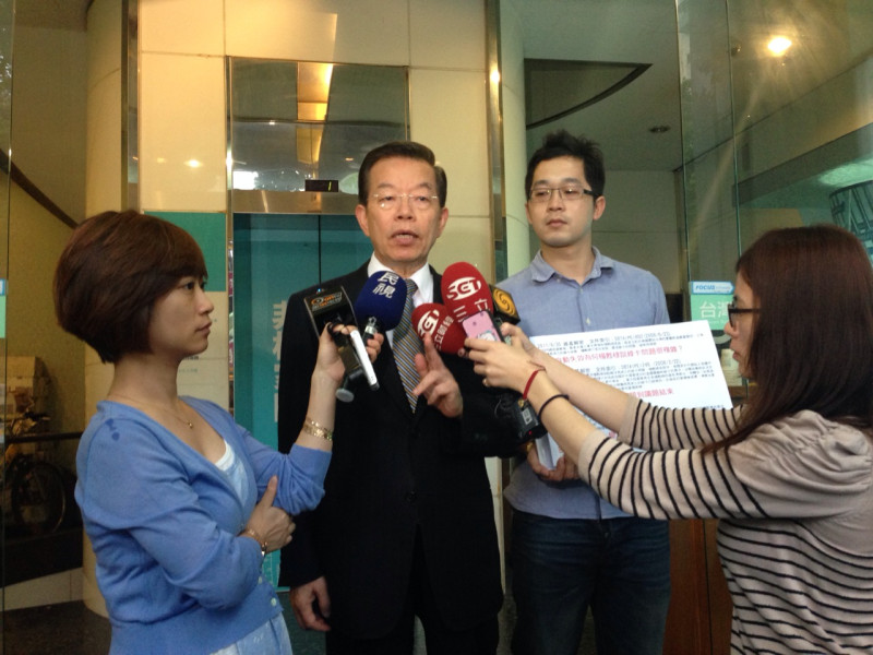 前行政院長謝長廷16日表示，總統馬英九應該說明何時放棄綠卡的。圖：謝長廷辦公室提供   