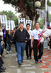 二次金改案，台北地方法院判處前總統陳水扁等21人無罪。立委邱毅（前左）與藍營支持民眾8日聚集在台北地院，舉牌抗議。圖片來源：中央社   