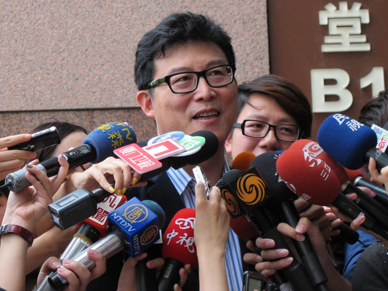 台北市長在野整合方案，12日晚間行民調，民進黨籍立委姚文智則於13日上午前來民進黨中央觀看民調結果。圖2之2：林朝億/攝   