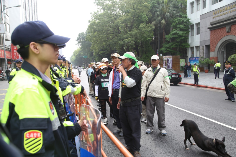 公投護台灣聯盟召集人蔡丁貴早上9點帶領群眾在濟南路上和警察嗆聲。圖：林雨佑/攝   