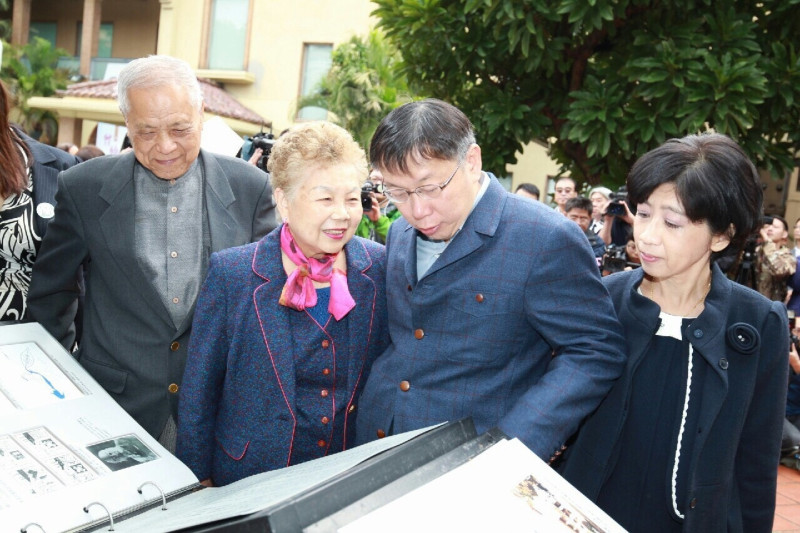 柯文哲的母親何瑞英(右3)28日下午為台北市長柯文哲沒和馬英九握手乙事進行說明。圖為早上柯文哲一家人在228紀念館的情形。圖：台北市政府提供   