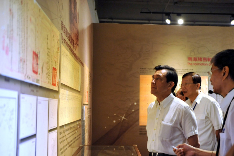 總統馬英九今(1)日出席內政部和國史館共同主辦的「中華民國南疆史料特展」時表示，「有關南海談判，中華民國都不能缺席」。圖：內政部提供   