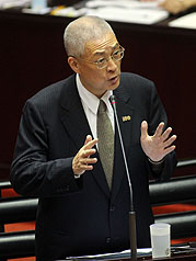 行政院長吳敦義10日到立法院報告追加預算案，他表示，一切都是依法執行。圖片來源：中央社   