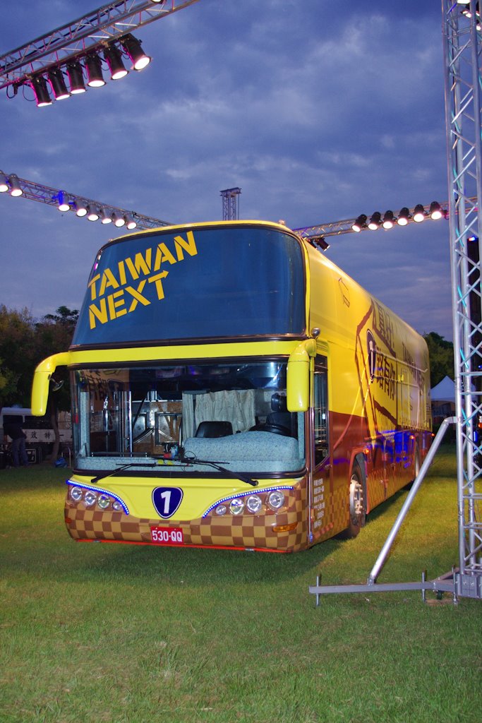 9月24日民進黨黨慶活動時，「小英巴士」首度正式亮相，可以看出車體以黃色貼紙包覆。圖：翻拍自蔡英文臉書   