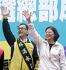 民進黨總統參選人蔡英文（右）13日出席立委參選人林濁水（左）競選總部成立，兩人向到場支持者揮手致意。圖片來源:中央社   