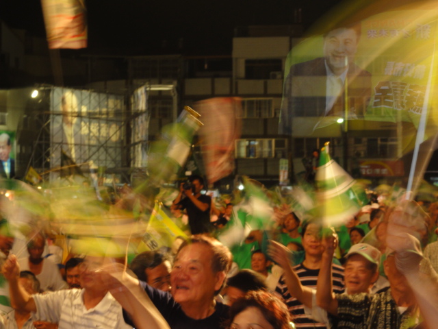 綠營支持者齊聚豐原市，約有8千民眾參加民進黨24周年黨慶。圖片：王鼎鈞/攝   