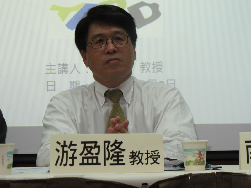 台灣太平洋發展協會理事長游盈隆2日發表「台灣人民對扁案的態度：2014全國性民意調查」。圖：林朝億/攝   