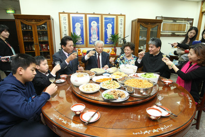 內政部長李鴻源（前右2）、國民黨籍立委李鴻鈞（前左3）新年期間陪著父母及家族用餐，李媽媽做了一桌好吃的家常菜。圖片來源：中央社   