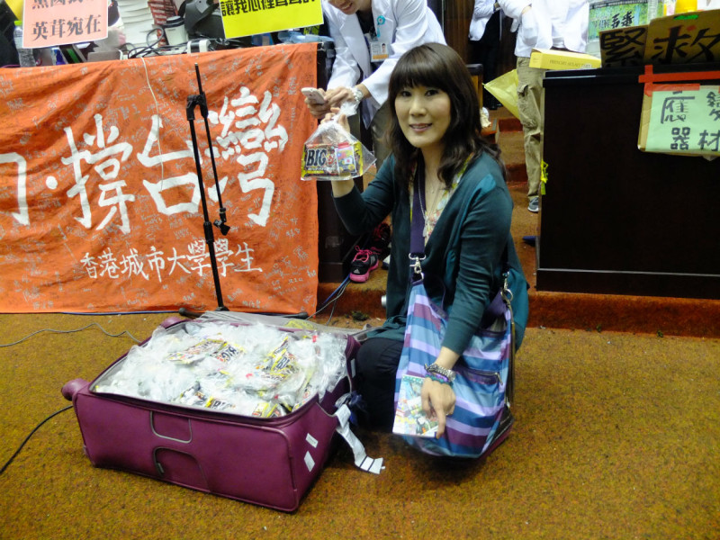 來台留學過的安井千惠今(4)日特別從日本帶來一大箱的雷神巧克力，聲援在立法院抗爭的學生們。圖：翁嫆琄/攝。   