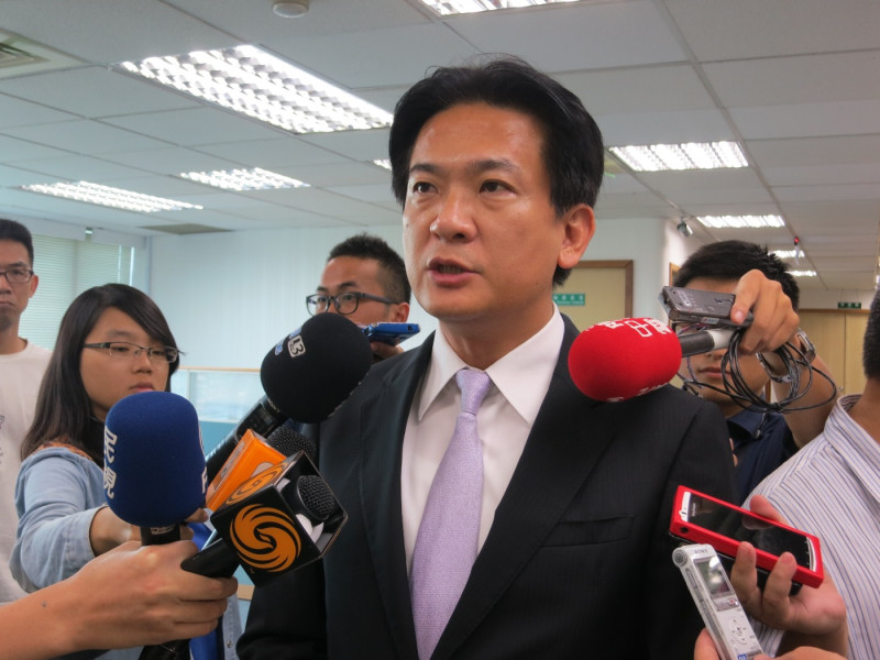 民進黨發言人林俊憲28日表示，中常會通過成立5個縣市長選舉提名協調小組名單。圖：林朝億/攝   