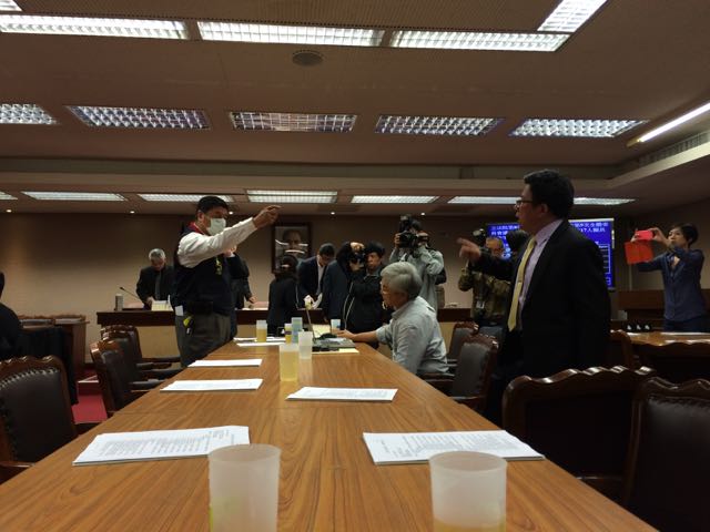 最後委員會在國民黨委員提出動議之下散會，讓綠委李俊俋不滿，與張慶忠展開言語衝突。圖：符芳碩/攝   