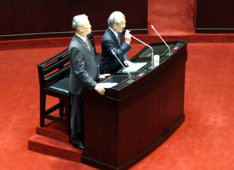 行政院長毛治國10日赴立法院接受質詢，被民進黨立委何欣純要求毛治國表態，是否支持總統馬英九在「馬習會」針對飛彈問題的發言，毛治國不願正面回覆，不斷搬出陸委會夏立言出來救援。圖：翁嫆琄/攝   