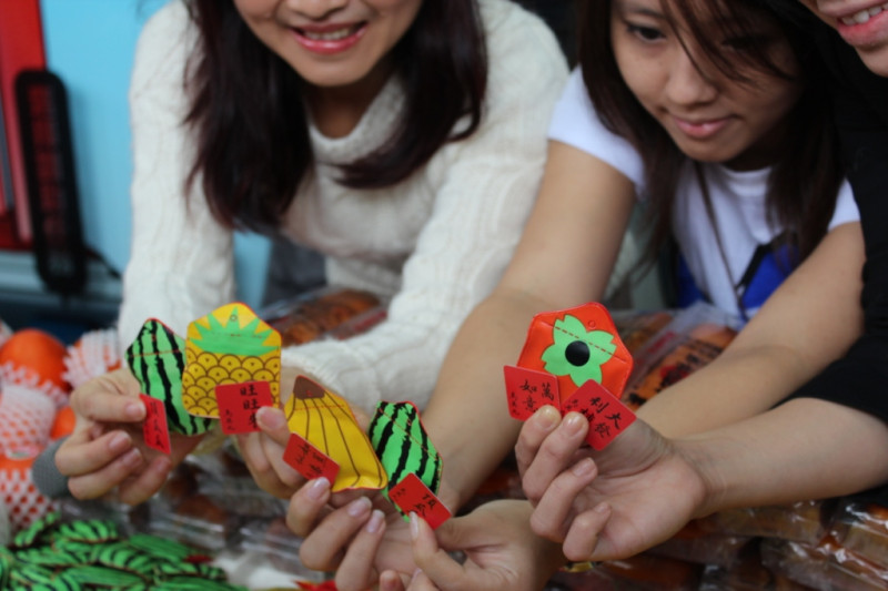 馬吳競選總部1日推出「水果平安福」，希望藉著蘊含平安和福氣意味的平安福，結合可愛的水果圖案，唱旺台灣水果。圖片來源：台灣加油讚提供   
