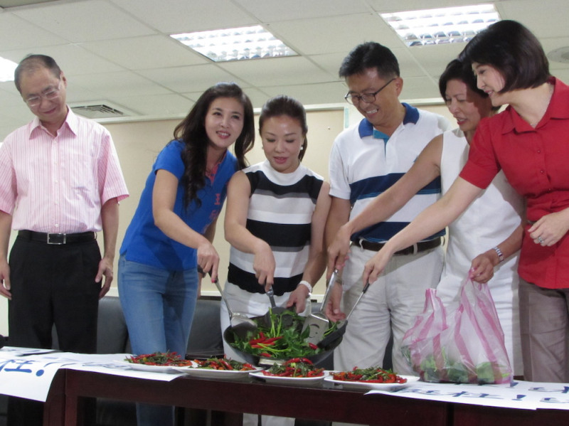 國民黨總統選舉登記人洪秀柱12日晚間6點起將啟動防磚民調，台北市議會國民黨團下午召開記者會相挺，呼籲明年總統大選要辣炒空心菜才夠味。圖：邱珮文/攝   